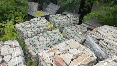 Плитняк гранитный галтованный купить в Пскове