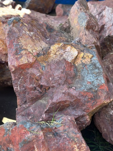 Камни для ландшафтного дизайна красно-фиолетовые 10-60 килограмм купить в Пскове