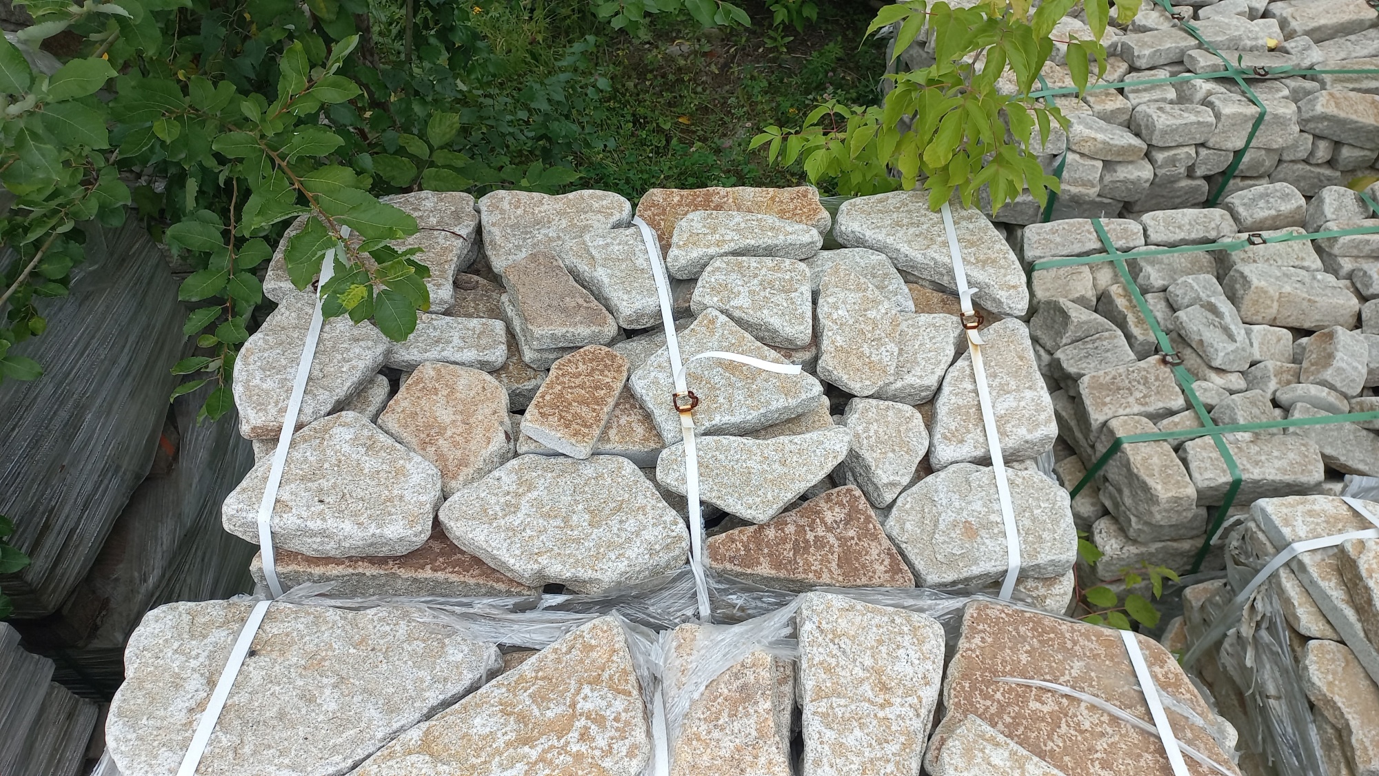 Плитняк галтованный гранитный для ландшафтного дизайна купить в Пскове