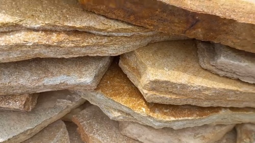 Плитняк златолит жёлтый золотистый для отмостки купить в Пскове