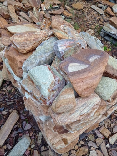 Златолит жёлтый, жёлто-зелёный глыбки и валуны для ланшафтного дизайна купить в Пскове