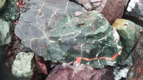 Гигантские зелёные валуны для ландшафтного дизайна весом более 5 тонн купить в Пскове