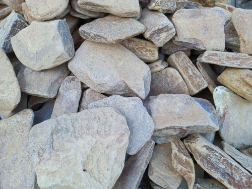 Златолит жёлтый, жёлто-зелёный глыбки и валуны для ланшафтного дизайна купить в Пскове