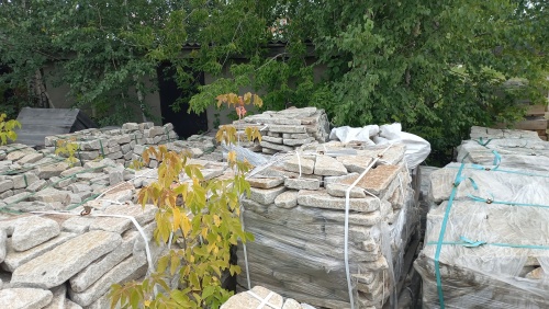 Плитняк галтованный гранитный для ландшафтного дизайна купить в Пскове