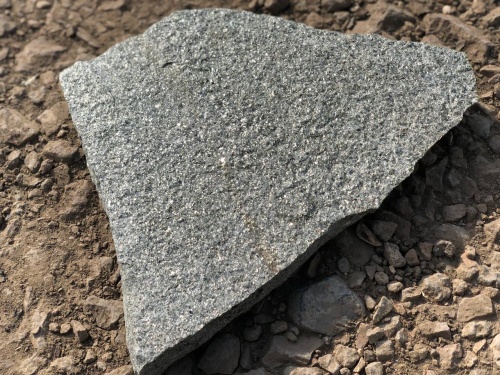 Плитняк златолит Уральский для цоколя, отмостки купить в Пскове