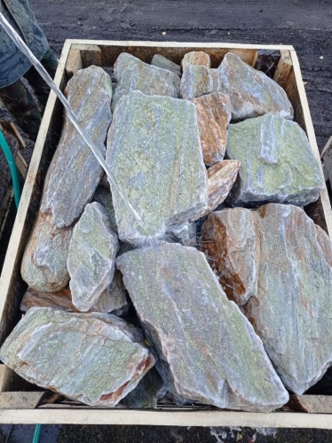 Златолит жёлтый, жёлто-зелёный глыбки и валуны для ланшафтного дизайна купить в Пскове