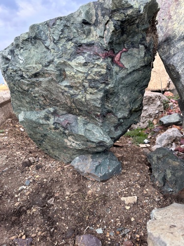 Гигантские зелёные валуны для ландшафтного дизайна весом более 5 тонн купить в Пскове