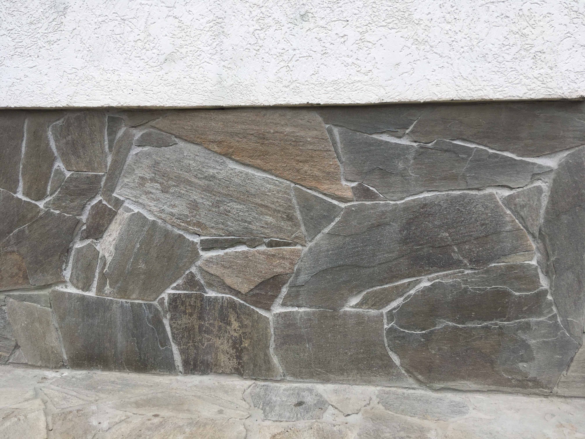 Плитняк златолит Уральский для цоколя, отмостки купить в Пскове