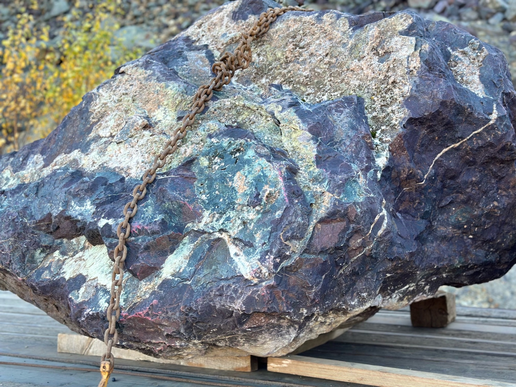 Огромные красно-фиолетовые валуны для ландшафтного дизайна весом более 5 тонн купить в Пскове