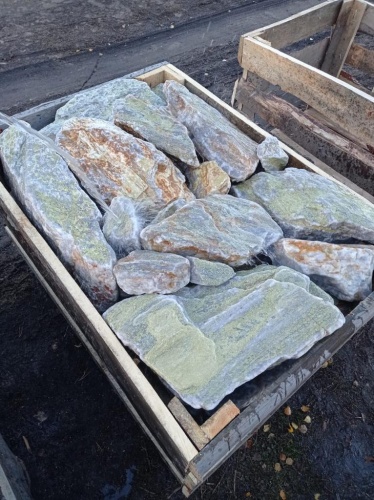 Златолит жёлтый, жёлто-зелёный глыбки и валуны для ланшафтного дизайна купить в Пскове