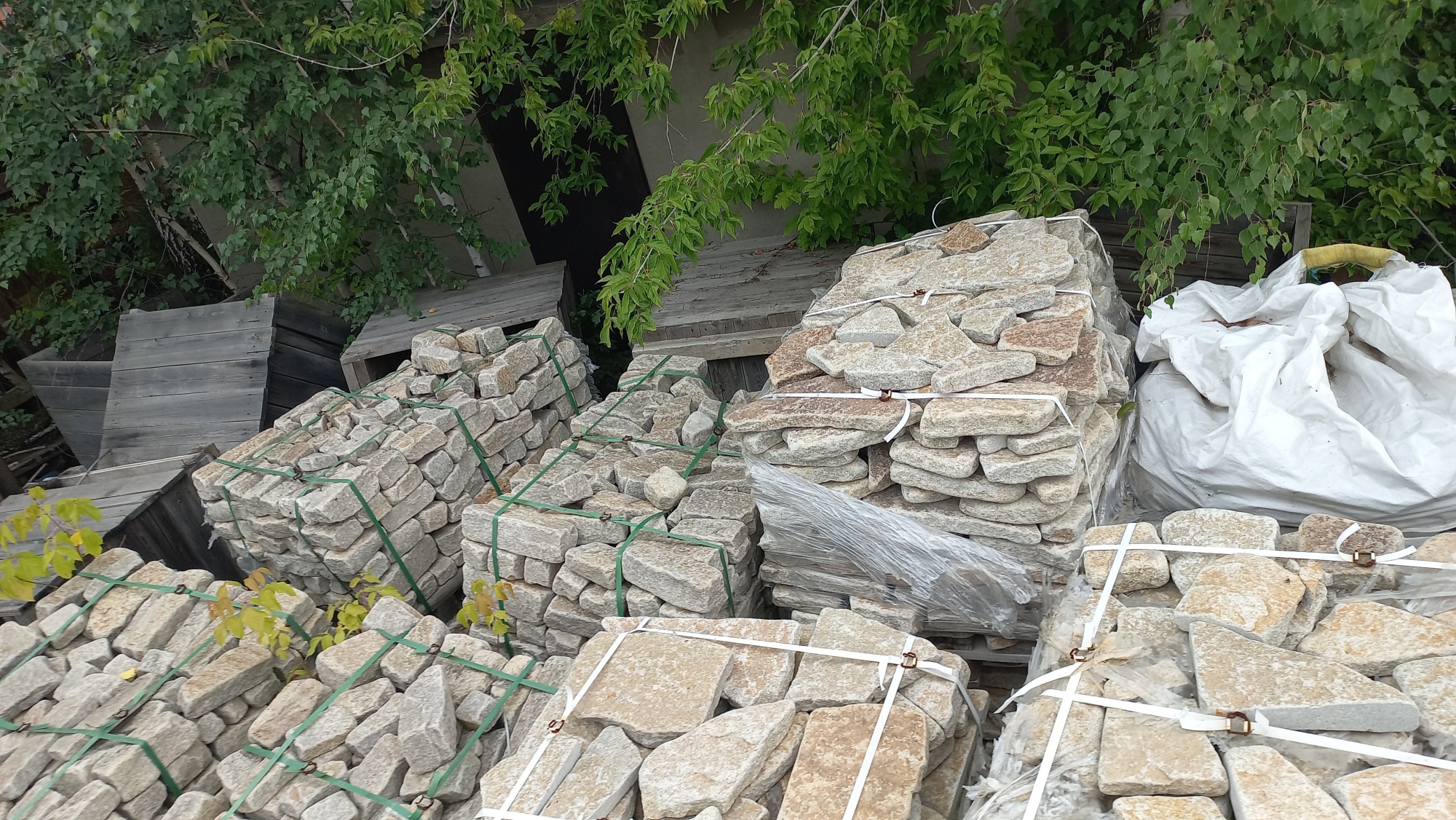 Плитняк гранитный галтованный купить в Пскове