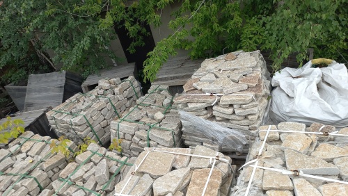 Плитняк гранитный галтованный купить в Пскове