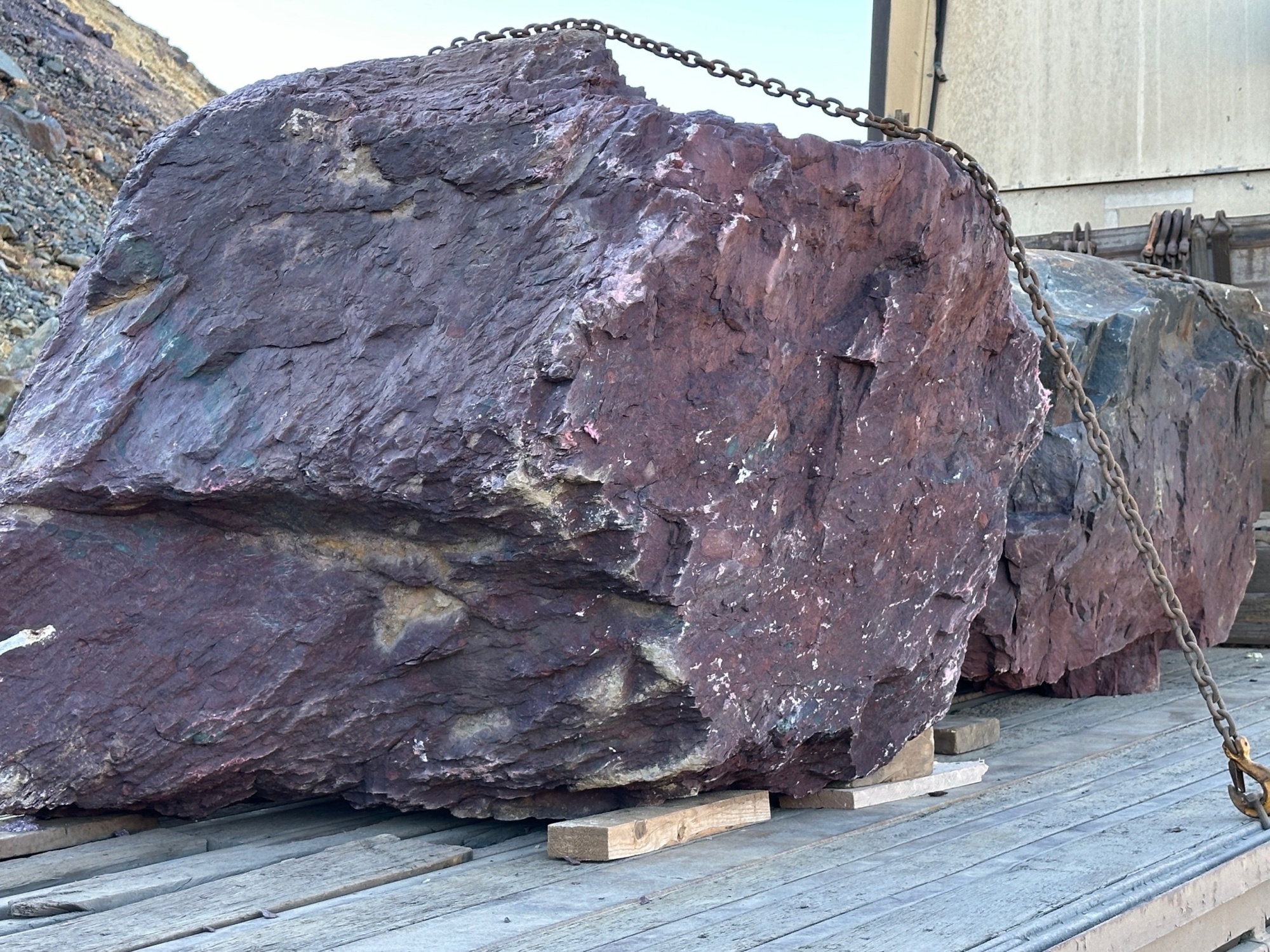 Огромные красно-фиолетовые валуны для ландшафтного дизайна весом более 5 тонн купить в Пскове