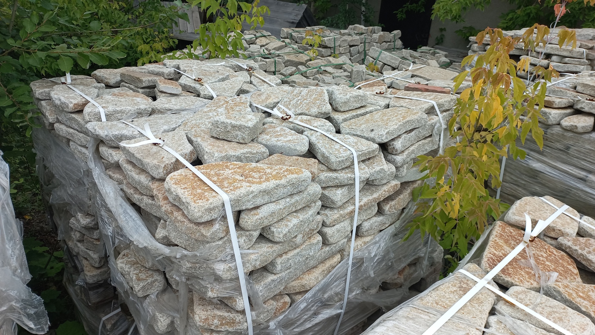 Плитняк галтованный гранитный для ландшафтного дизайна купить в Пскове