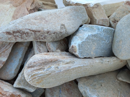 Златолит жёлтый, жёлто-зелёный глыбки и валуны для ланшафтного дизайна купить в Пскове