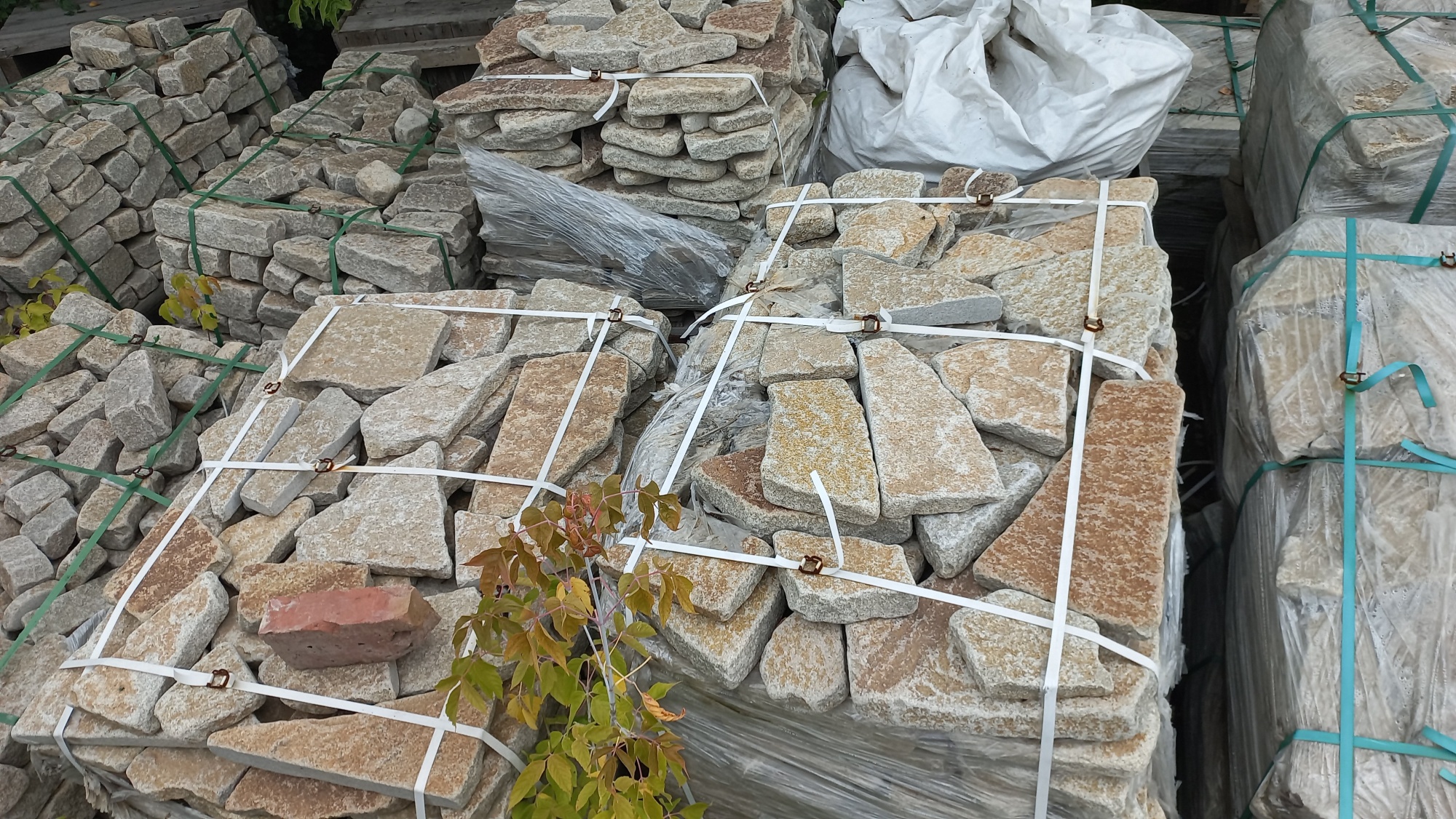 Плитняк гранитный галтованный купить в Пскове