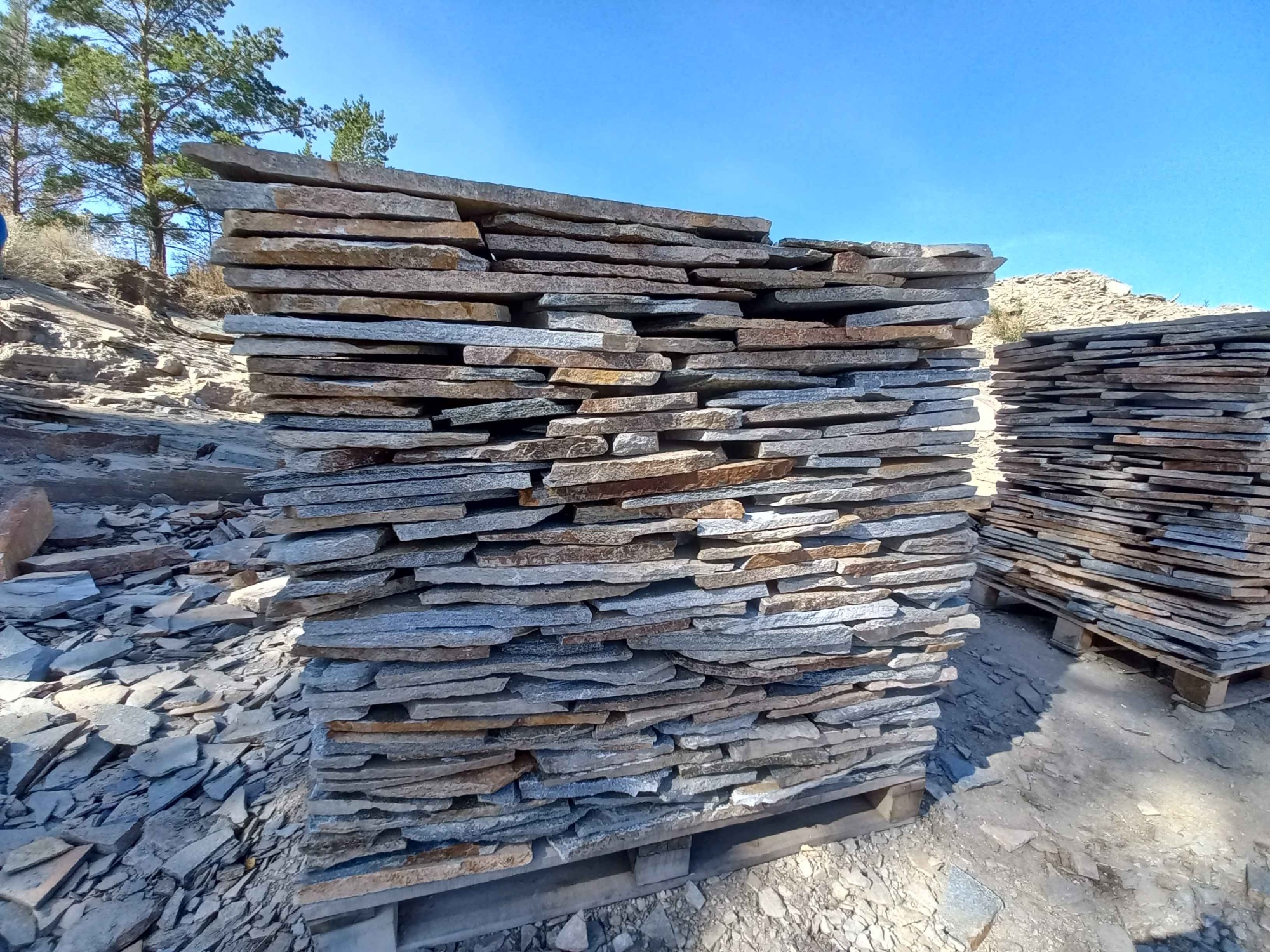 Плитняк златолит серебристый для фасада купить в Пскове