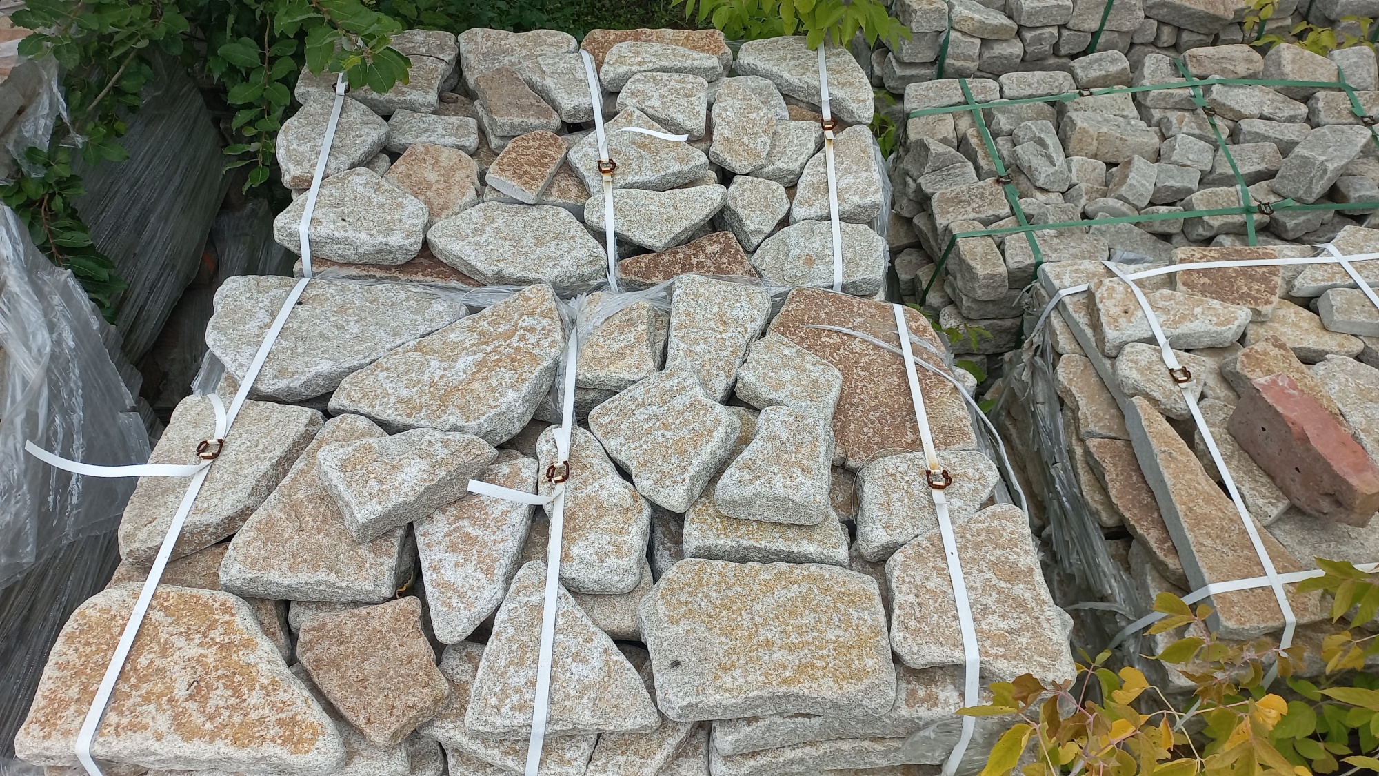 Гранитный плитняк галтованный для мощения купить в Пскове