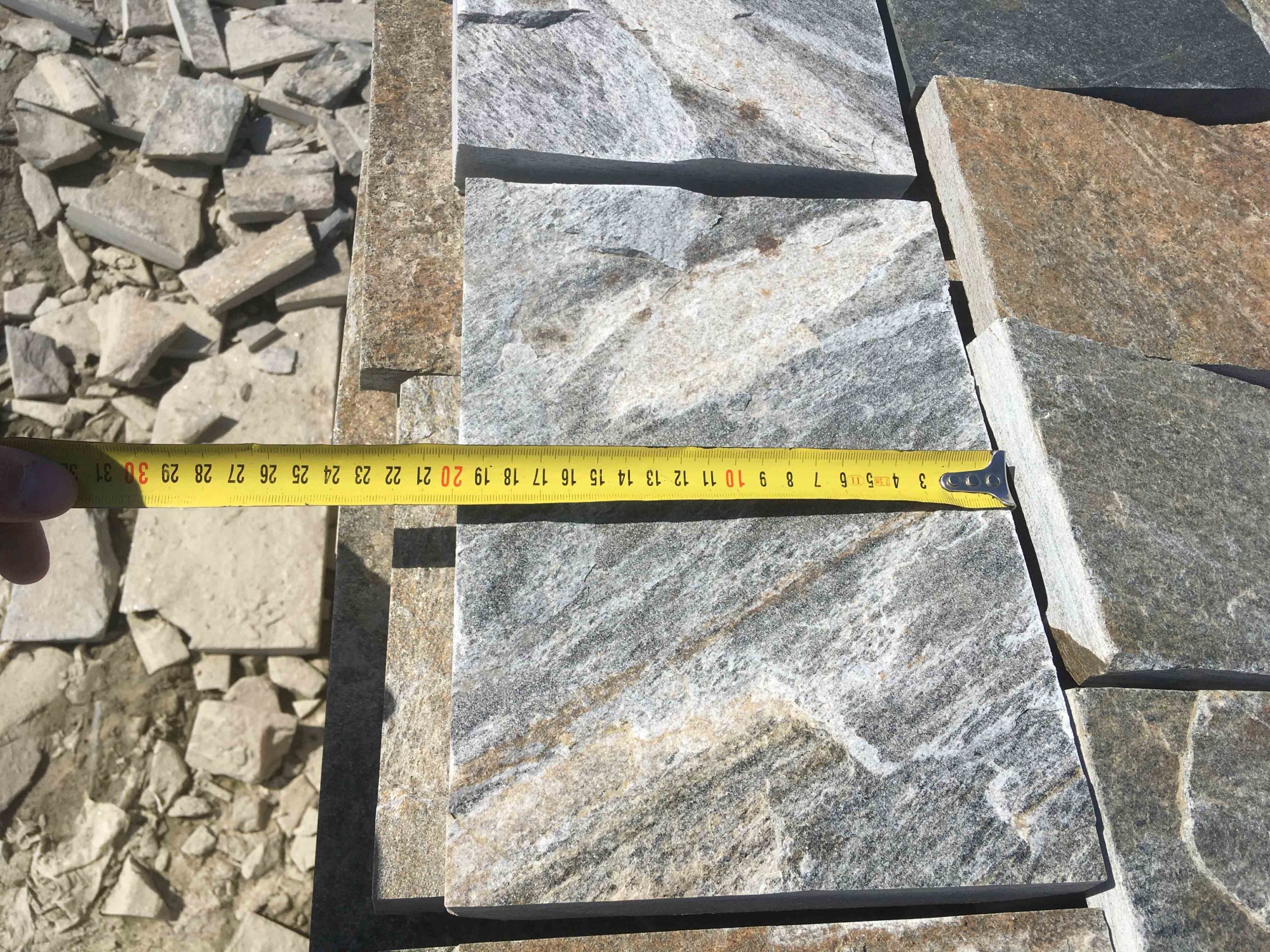 Плитка пилёная златолит Уральский для цоколя, отмостки купить в Пскове