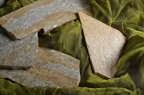 Плитняк златолит Уральский для цоколя, отмостки купить в Пскове