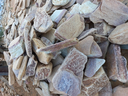 Златолит жёлтый, жёлто-зелёный глыбки и валуны для ланшафтного дизайна купить в Пскове