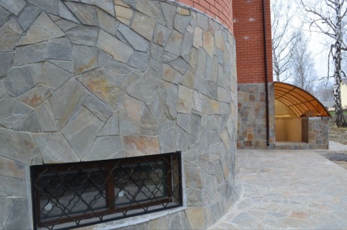 Плитняк златолит Уральский для цоколя, отмостки купить в Пскове